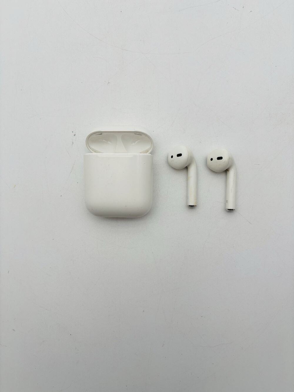 2 Right Side Apple AirPods 2nd Generation Earbuds And Case For Parts And Repair